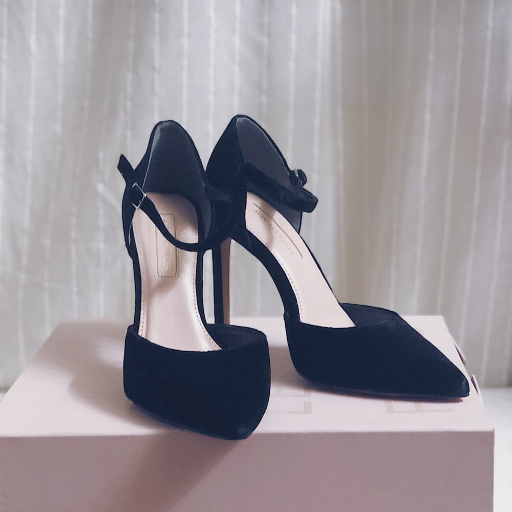 NEVER WORN ** black velvet heels